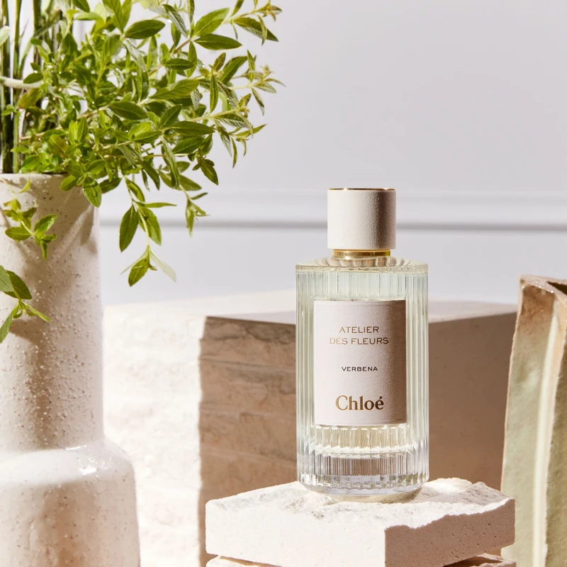 Chloé Atelier des Fleurs仙境花園香水馬鞭草之戀(迷霧馬鞭草)Verbena 50ml,NT5,000、150ml,NT8,900 Chloé Atelier des Fleurs仙境花園香水馬鞭草之戀(迷霧馬鞭草)Verbena 50ml,NT5,000、150ml,NT8,900