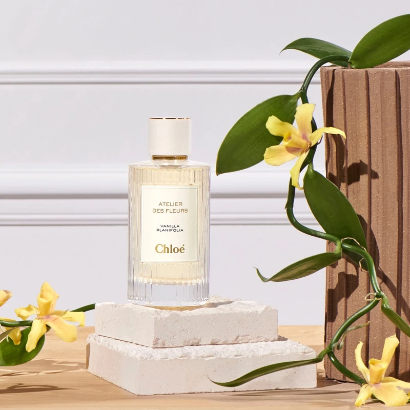 Chloé Atelier des Fleurs仙境花園香水香草之雨(梵尼蘭之水)Vanilla Planifolia 50ml,NT5,000、150ml,NT8,900 Chloé Atelier des Fleurs仙境花園香水香草之雨(梵尼蘭之水)Vanilla Planifolia 50ml,NT5,000、150ml,NT8,900