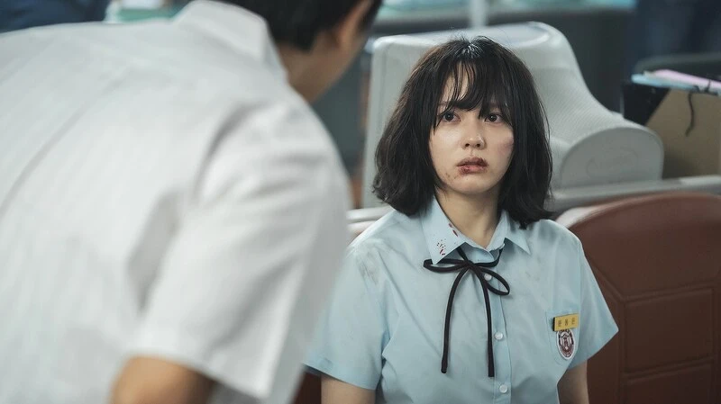 《黑暗榮耀》高校時期的文同珢是人肉沙包，只有挨打的份