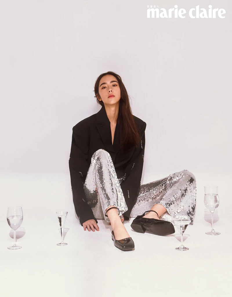 短版西裝外套、亮面長褲,both by RAY CHU;漆皮踝繫帶平底鞋,Prada。 短版西裝外套、亮面長褲,both by RAY CHU;漆皮踝繫帶平底鞋,Prada。