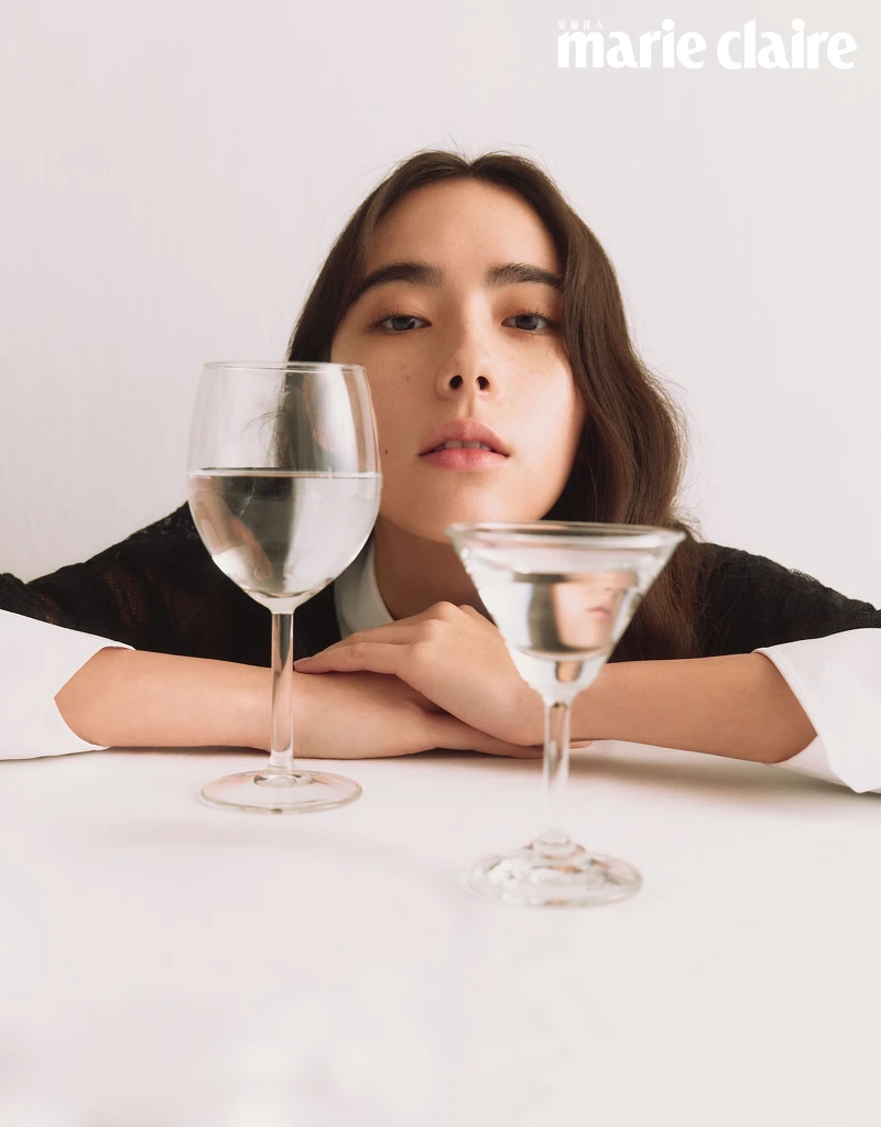 白色棉質洋裝、蕾絲洋裝,both by Prada。 白色棉質洋裝、蕾絲洋裝,both by Prada。