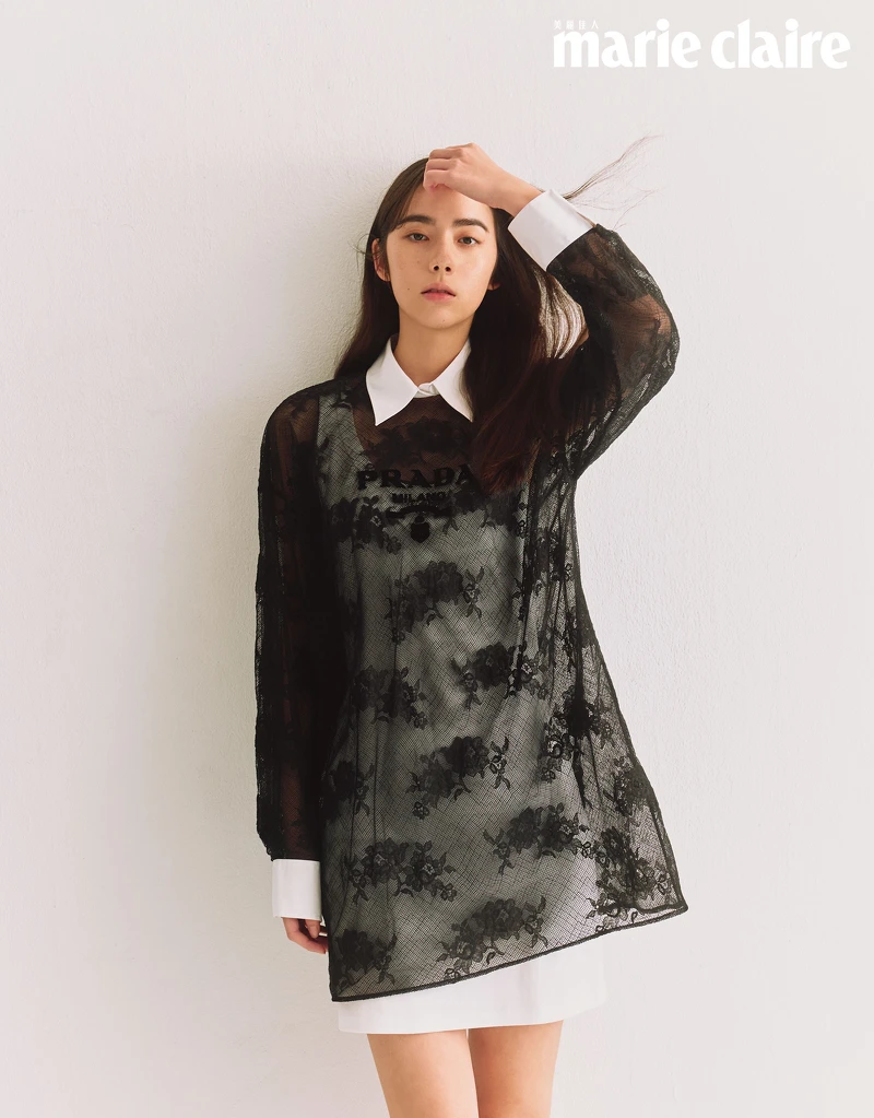 白色棉質洋裝、蕾絲洋裝,both by Prada。 白色棉質洋裝、蕾絲洋裝,both by Prada。