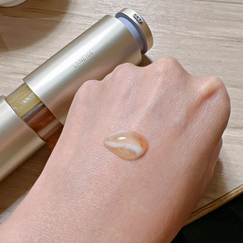 LANEIGE蘭芝完美新生三效賦活精華質地。 LANEIGE蘭芝完美新生三效賦活精華質地。