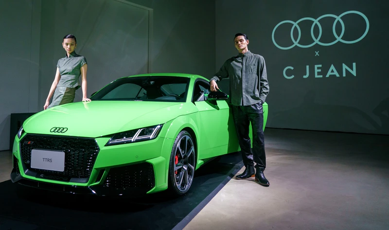 以大自然為底蘊,C JEAN運用蜂巢及鸚鵡螺花紋元素的質料,呼應Audi TT RS Coupé六邊形蜂巢格柵式水箱護罩。 以大自然為底蘊,C JEAN運用蜂巢及鸚鵡螺花紋元素的質料,呼應Audi TT RS Coupé六邊形蜂巢格柵式水箱護罩。