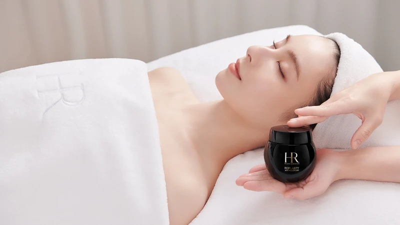 HR赫蓮娜頂級醫學美容奢寵護膚會情境照。 HR赫蓮娜頂級醫學美容奢寵護膚會情境照。