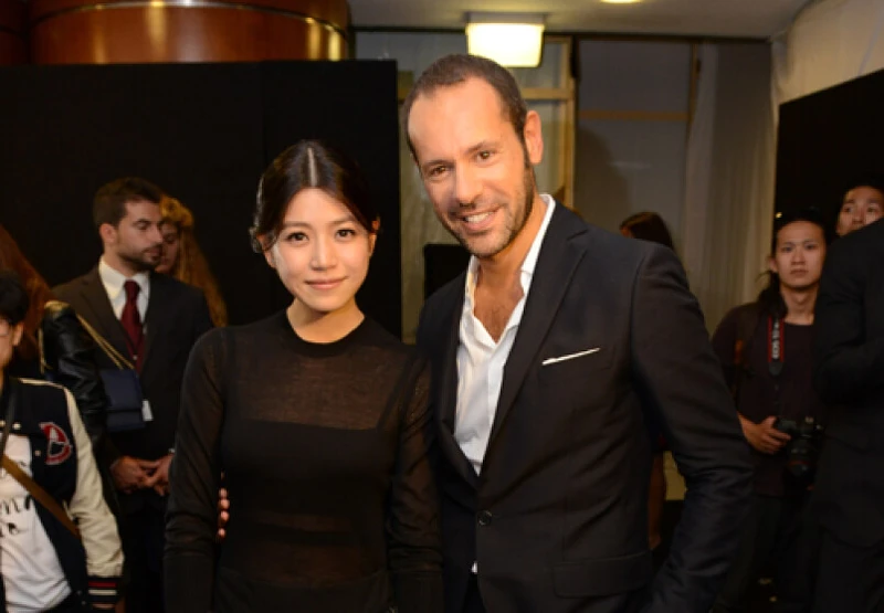 陳妍希秀後到後台與Ferragamo設計總監Massimiliano合影 陳妍希秀後到後台與Ferragamo設計總監Massimiliano合影
