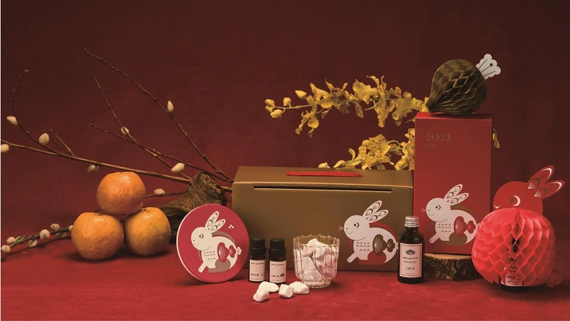 誠品生活1/12-3/1滿額贈誠品獨家財兔擴香精巧盒及好運兔擴香寶盒。