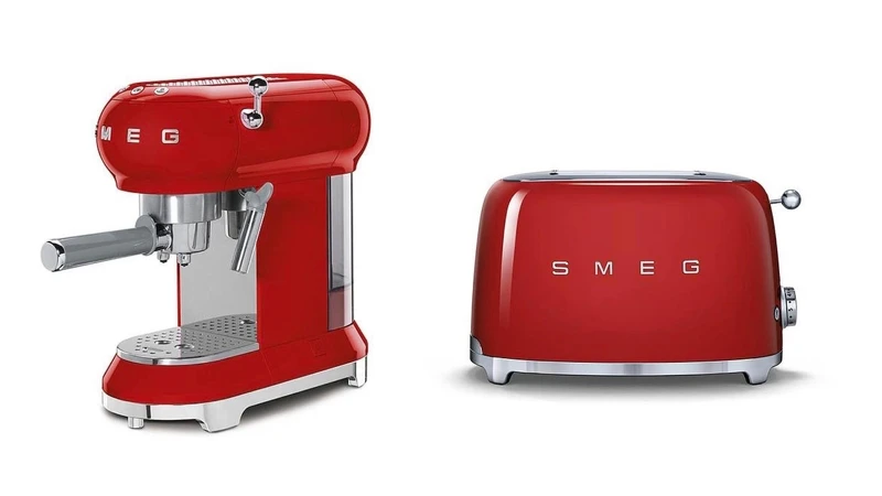 （左）誠品線上SMEG義式咖啡機，推薦價NT22,800元／（右）誠品線上SMEG2片式烤麵包機，推薦價NT8,400元。