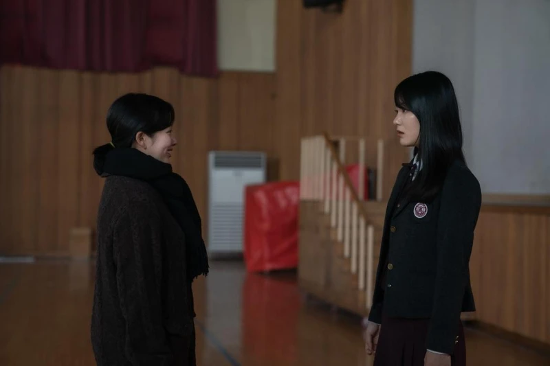 《黑暗榮耀》鄭知蘇(左)飾演少時文同珢 《黑暗榮耀》鄭知蘇(左)飾演少時文同珢