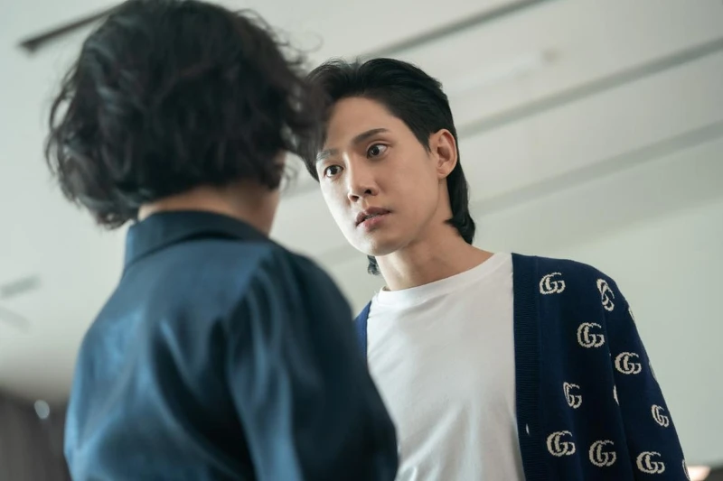 《黑暗榮耀》朴成勳(右)飾演成人全宰寯 《黑暗榮耀》朴成勳(右)飾演成人全宰寯