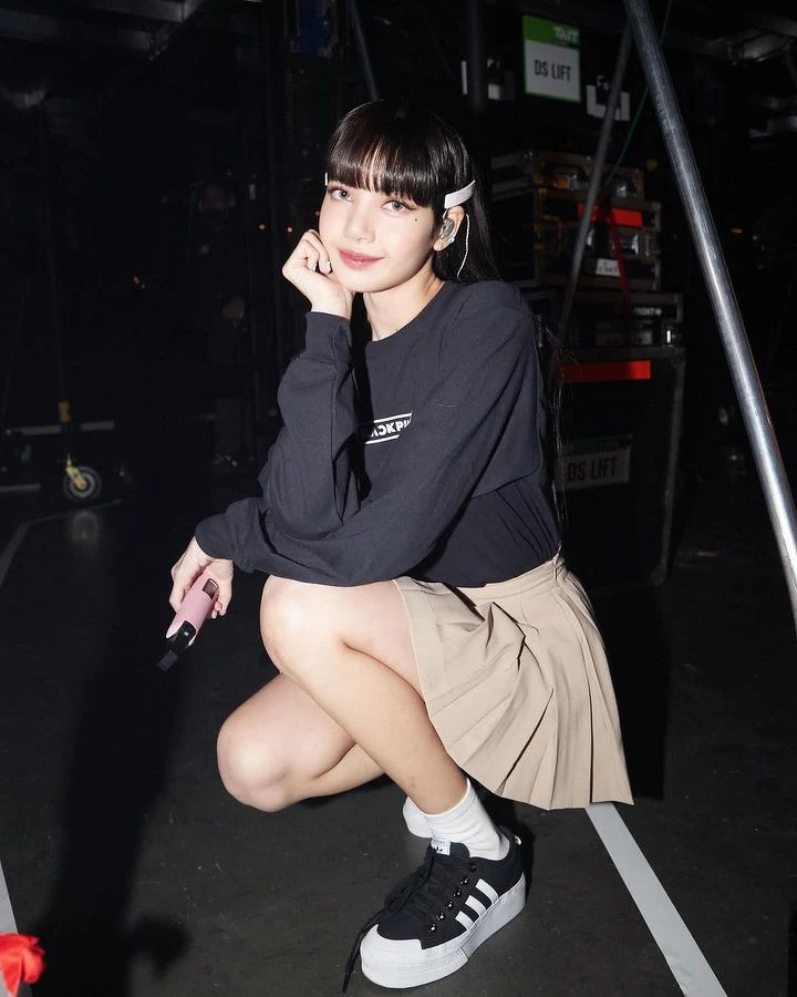 Lisa身著adidas Originals Nizza系列 Lisa身著adidas Originals Nizza系列