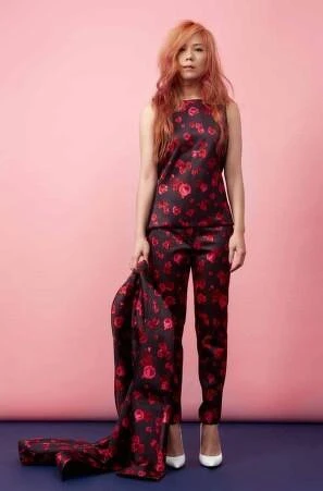 黑色印花無袖上衣、長褲、白色尖頭高跟鞋,all by Michael Kors 黑色印花無袖上衣、長褲、白色尖頭高跟鞋,all by Michael Kors