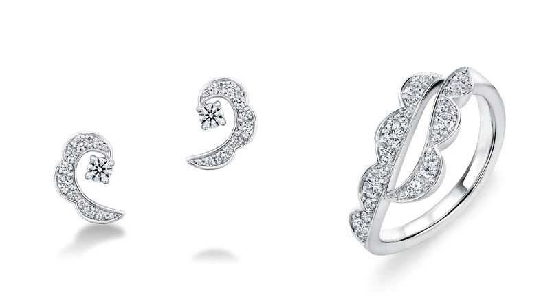 Lorelei Ribbon 白K金鑽石耳環 NT$103,000、Lorelei Double Ribbon 白K金鑽石戒指 NT$80,00。 Lorelei Ribbon 白K金鑽石耳環 NT$103,000、Lorelei Double Ribbon 白K金鑽石戒指 NT$80,00。