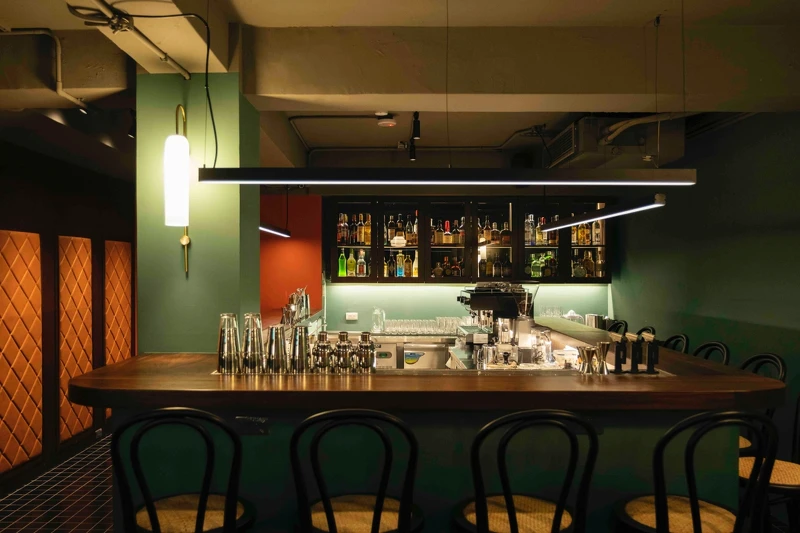 室內則以典雅的木質、深綠營造空間。