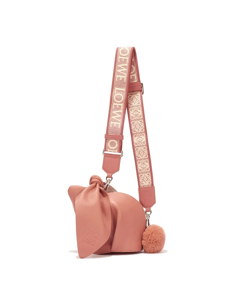 兔子造型納帕小牛皮肩背包，NT 61,000