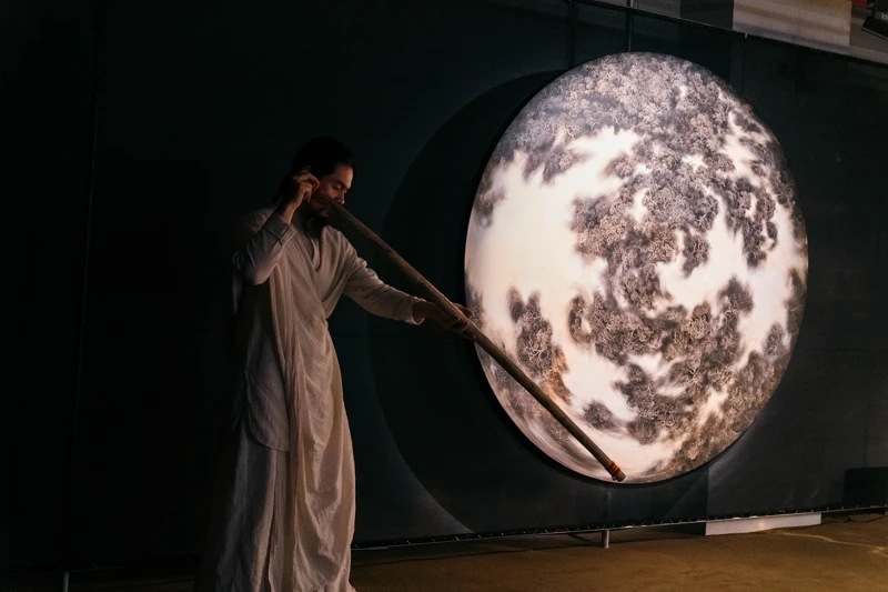 「心光流」創辦人Koshu在sunis藝廊專注演出 「心光流」創辦人Koshu在sunis藝廊專注演出