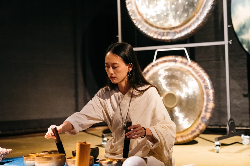 「心光流」成員Clno在演出過程中進行磨缽 「心光流」成員Clno在演出過程中進行磨缽