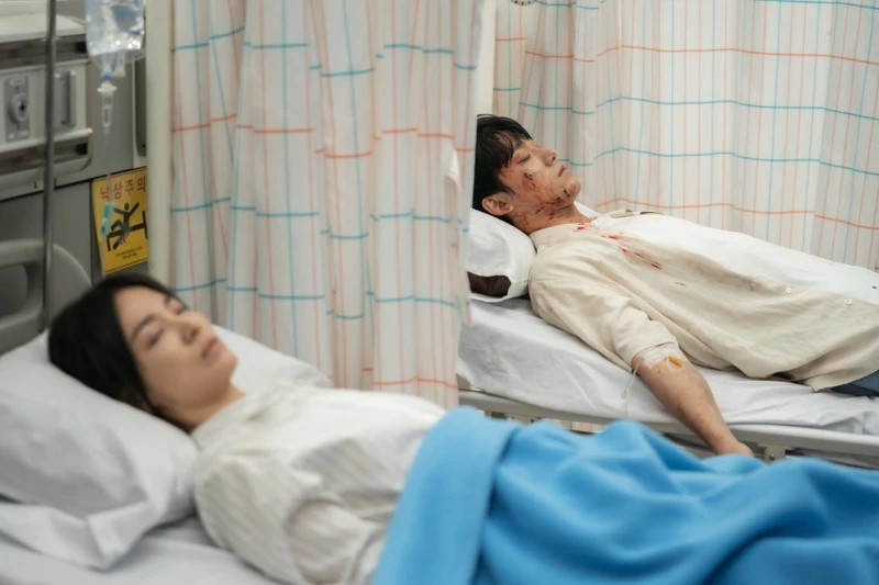 《黑暗榮耀》宋慧喬(左)飾演文同珢,李到晛(右)飾演朱如炡 《黑暗榮耀》宋慧喬(左)飾演文同珢,李到晛(右)飾演朱如炡