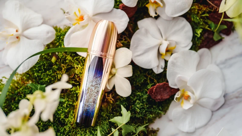 法國嬌蘭全新蘭鑽極萃氧生微晶精產品情境照。 法國嬌蘭全新蘭鑽極萃氧生微晶精產品情境照。