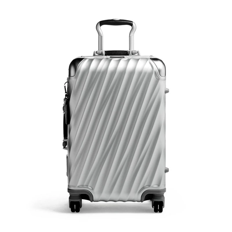 Tumi 19 Degree Aluminum 鋁合金20吋登機箱，NT42,800。