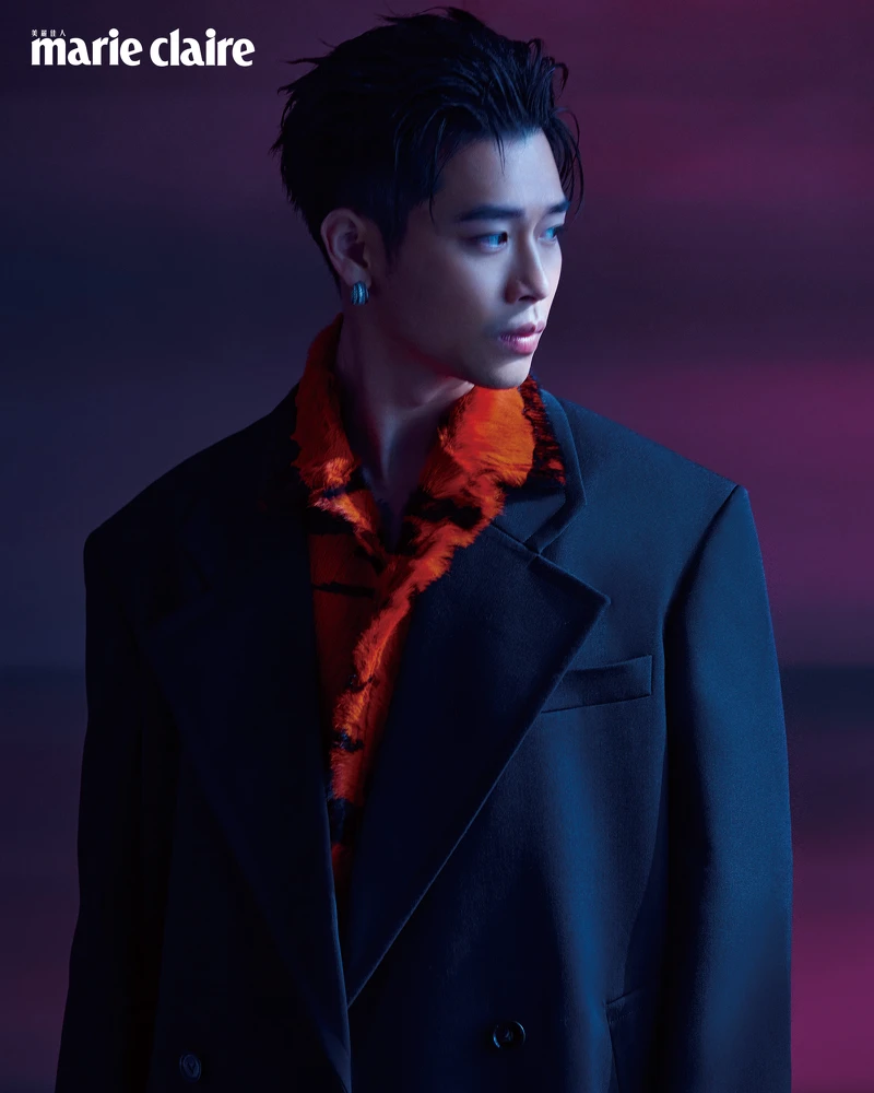 黑色長大衣、動物紋短袖襯衫、動物紋長褲、黑色綁帶高筒靴，all by Bottega Veneta；鍍18K白金鋯石耳環、鍍18K白金鋯石三環戒指、鍍18K白金戒指，all by AllSaints。