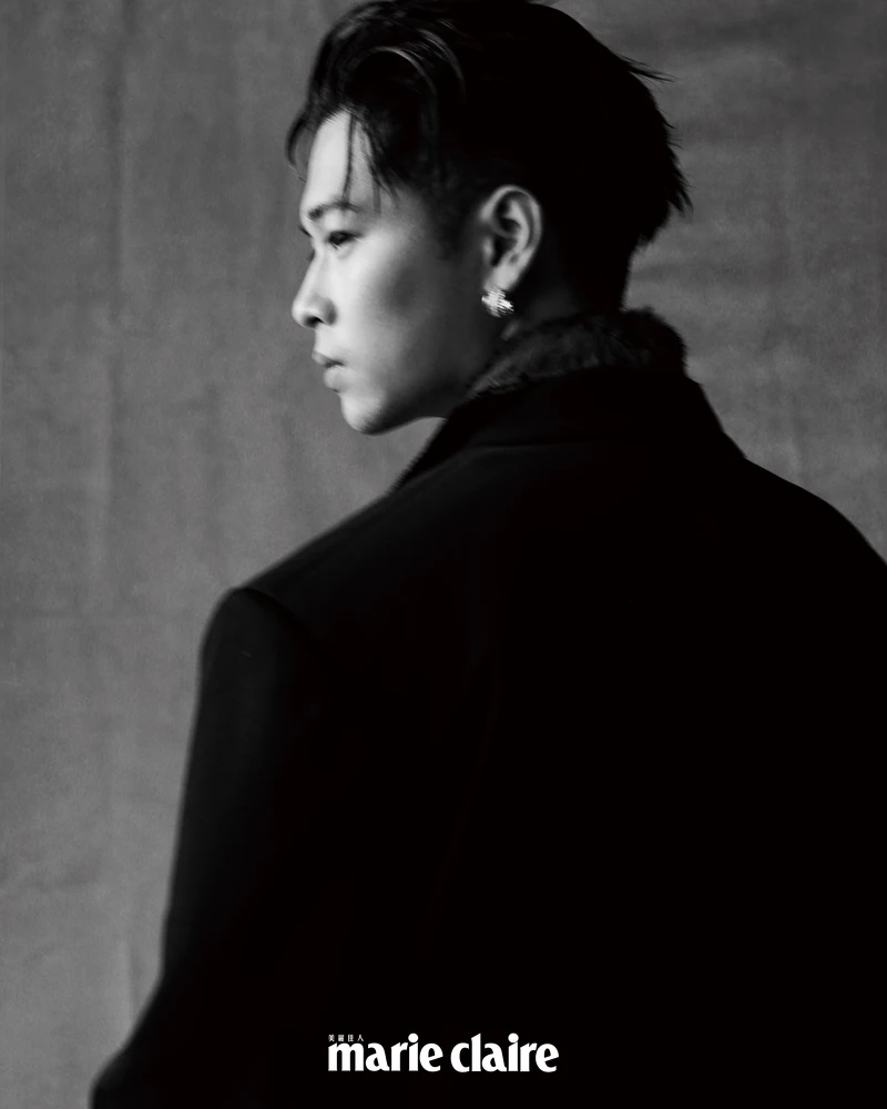 黑色長大衣、動物紋短袖襯衫、動物紋長褲、黑色綁帶高筒靴，all by Bottega Veneta；鍍18K白金鋯石耳環、鍍18K白金鋯石三環戒指、鍍18K白金戒指，all by AllSaints。