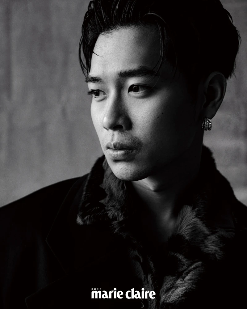 黑色長大衣、動物紋短袖襯衫、動物紋長褲、黑色綁帶高筒靴，all by Bottega Veneta；鍍18K白金鋯石耳環、鍍18K白金鋯石三環戒指、鍍18K白金戒指，all by AllSaints。