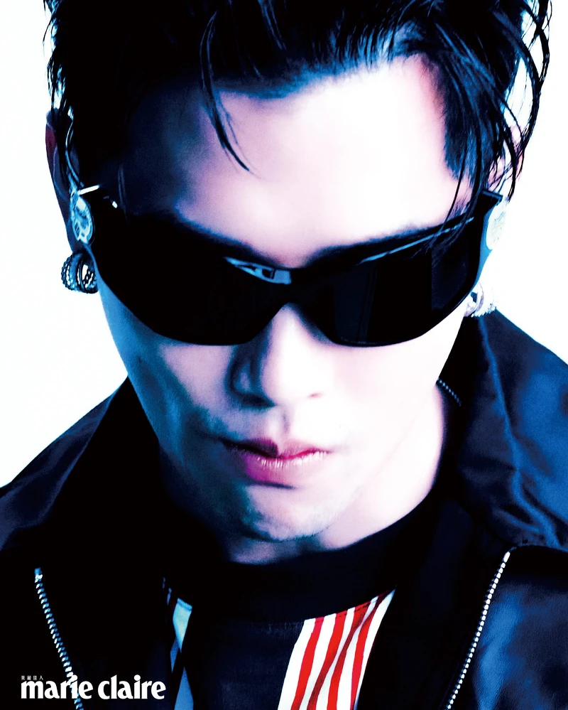 騎士皮夾克、鍍18K白金鋯石耳環、鍍18K白金鋯石三環戒指、鍍18K白金戒指，all by AllSaints；黑色拉鍊夾克，Prada；黑白印花T恤、Moncler+Gentle Monster 聯名墨鏡，both by Moncler。