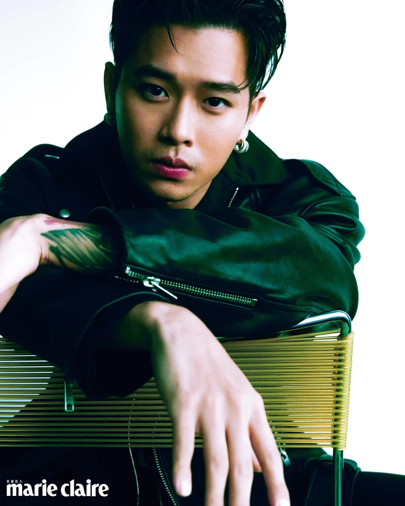 騎士皮夾克、鍍18K白金鋯石耳環、鍍18K白金鋯石三環戒指、鍍18K白金戒指，all by AllSaints；黑色拉鍊夾克，Prada。