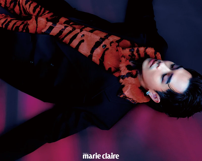 黑色長大衣、動物紋短袖襯衫、動物紋長褲、黑色綁帶高筒靴，all by Bottega Veneta；鍍18K白金鋯石耳環、鍍18K白金鋯石三環戒指、鍍18K白金戒指，all by AllSaints。