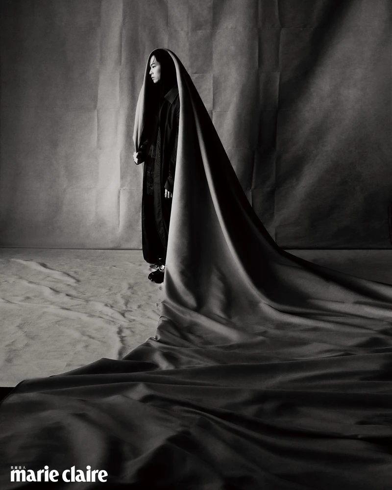 黑色長大衣、動物紋短袖襯衫、動物紋長褲、黑色綁帶高筒靴，all by Bottega Veneta；鍍18K白金鋯石耳環、鍍18K白金鋯石三環戒指、鍍18K白金戒指，all by AllSaints。