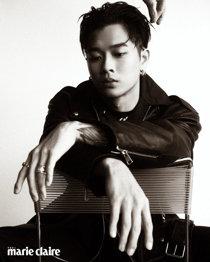 騎士皮夾克、鍍18K白金鋯石耳環、鍍18K白金鋯石三環戒指、鍍18K白金戒指，all by AllSaints；黑色拉鍊夾克，Prada。