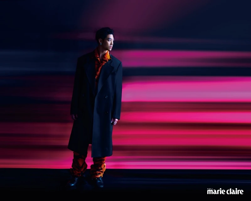 黑色長大衣、動物紋短袖襯衫、動物紋長褲、黑色綁帶高筒靴，all by Bottega Veneta；鍍18K白金鋯石耳環、鍍18K白金鋯石三環戒指、鍍18K白金戒指，all by AllSaints。