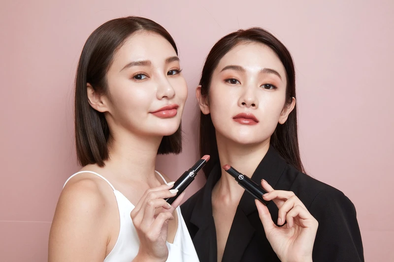 可剛可柔的亞曼尼細黑管唇膏>> 左#109棉花糖柔粉 右#203焦糖摩卡色