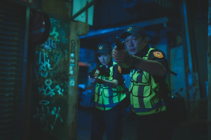 曾獲金馬新導演肯定的黃信堯能導會演,在《黑的教育》裡飾演警察 曾獲金馬新導演肯定的黃信堯能導會演,在《黑的教育》裡飾演警察
