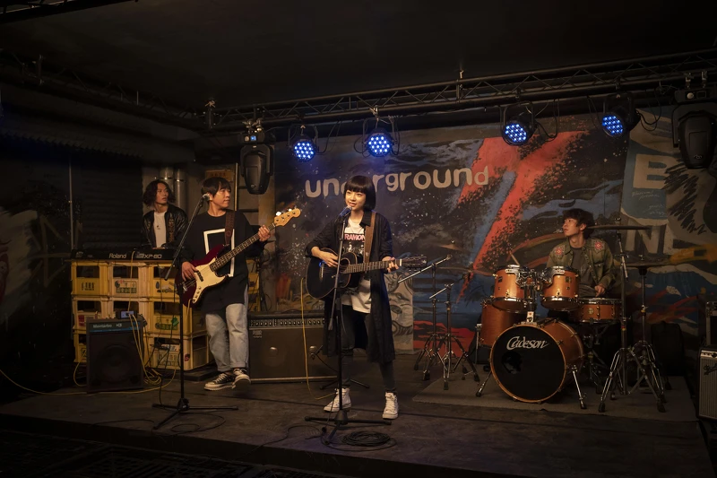 姚愛寗在《師大社會地下公園》與神棍樂團組團擔綱主唱,從此愛上音樂 姚愛寗在《師大社會地下公園》與神棍樂團組團擔綱主唱,從此愛上音樂