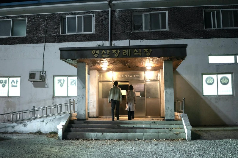 《黑暗榮耀2》文同珢與朱如炡站在靈堂前 《黑暗榮耀2》文同珢與朱如炡站在靈堂前