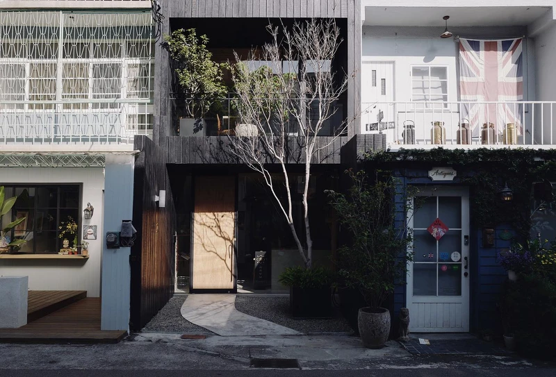 黑色低調的建築物以老宅改建。