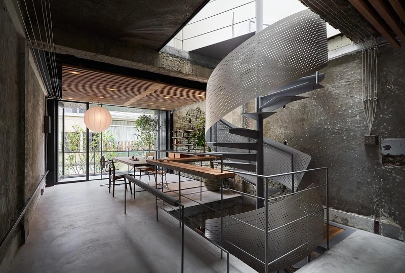 灰色旋梯貫穿整個空間。