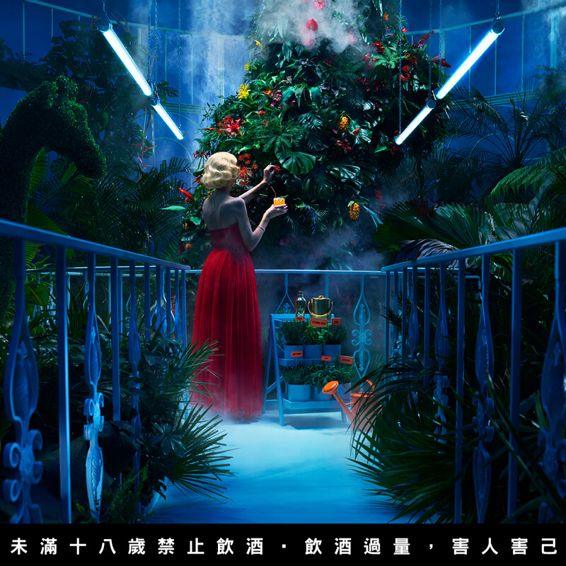 溫室 一位女士在種滿異國植物的玻璃屋裡走上階梯。她走過一棵長頸鹿造型的觀賞樹和一張擺著格蘭傑與雞尾酒調酒器的桌子，從灌木叢中摘下漿果為她的飲品做裝飾。綠色植物中的招牌顯示“Glenmorangie”變位字‘Gleaning More’（點滴拾穗）。