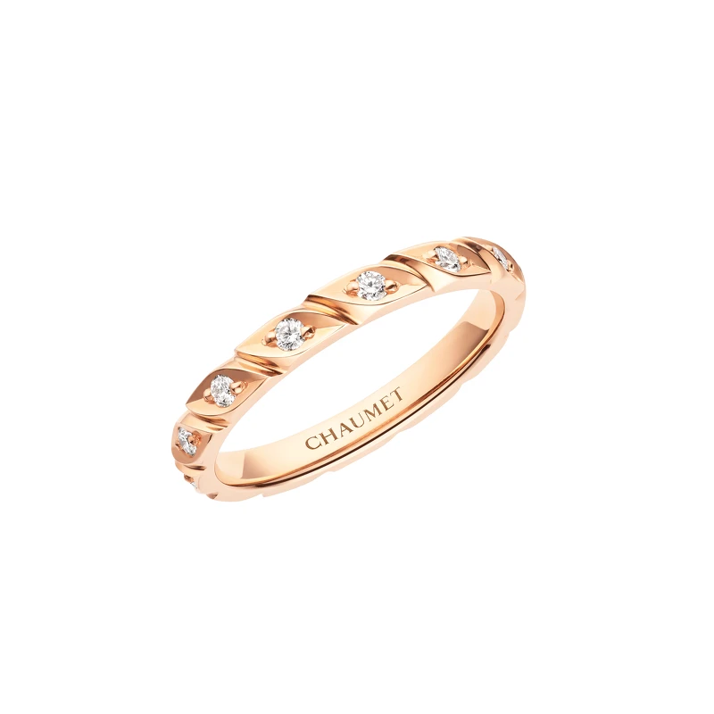 Torsade 系列18K玫瑰金鑲鑽戒指,Chaumet。 Torsade 系列18K玫瑰金鑲鑽戒指,Chaumet。