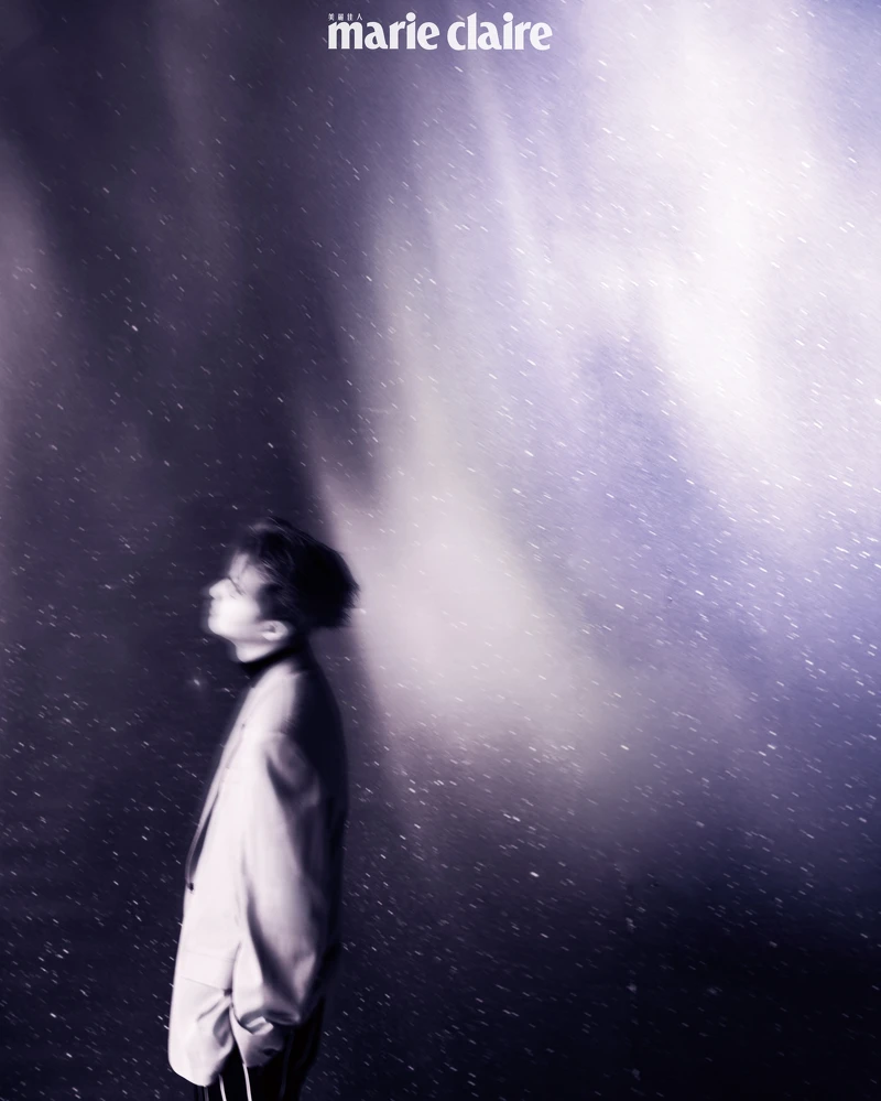 粉色西裝外套、紅色條紋寬鬆長褲、金色項鍊，all by Versace；酒紅色高領針織衫，John Varvatos。