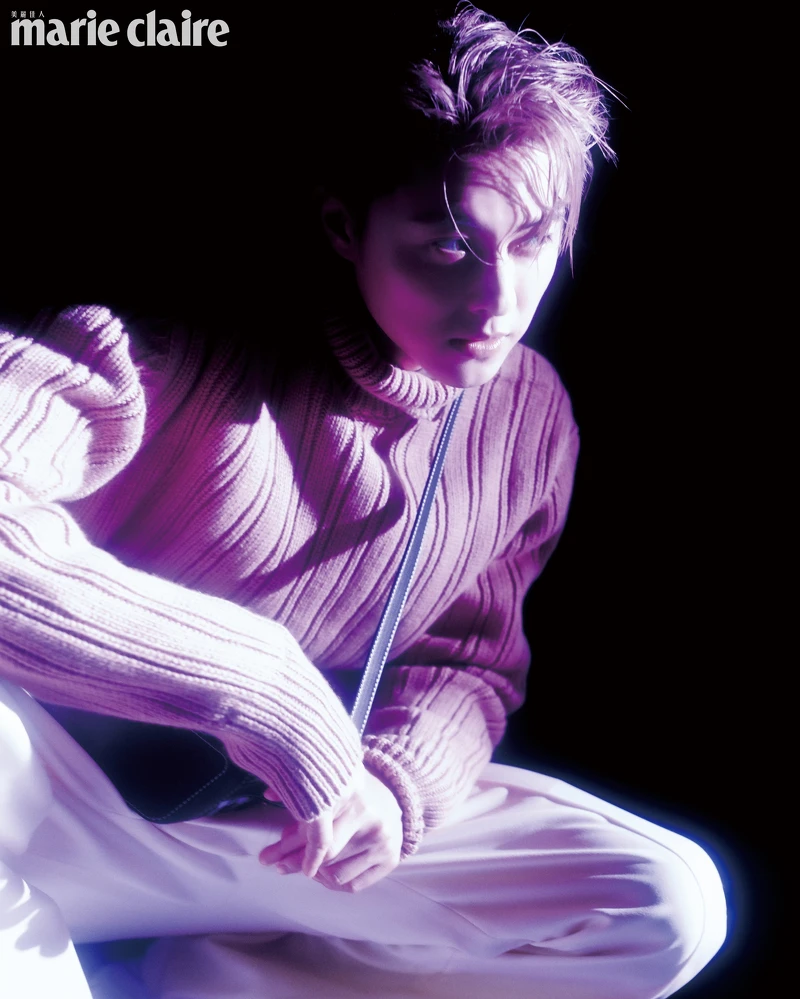 粉色高領毛衣、白色襯衫，both by FERRAGAMO；鵝黃色寬鬆邊條長褲，Gucci；千鳥格紋側背包，CHARLES & KEITH