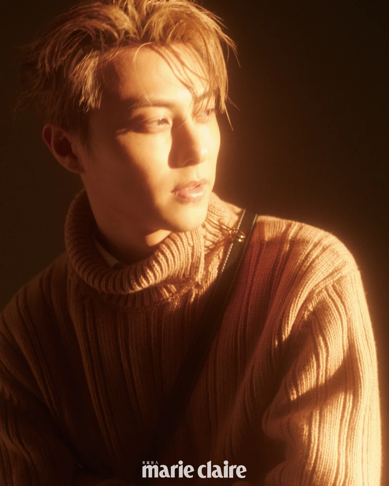 粉色高領毛衣、白色襯衫，both by FERRAGAMO；千鳥格紋側背包，CHARLES & KEITH