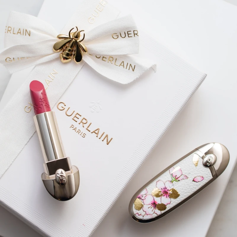 嬌蘭紅寶之吻高訂唇膏N°63 (春櫻漫舞限定版)，NT1,250。嬌蘭紅寶之吻高訂彩殼(春櫻漫舞限定版)，NT1,350。