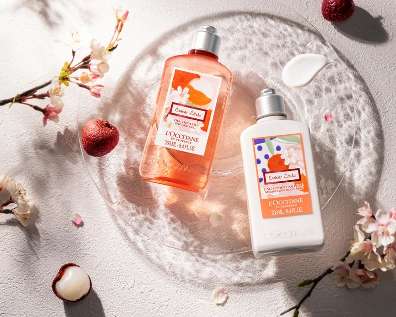 L'OCCITANE歐舒丹荔枝櫻花沐浴膠與荔枝櫻花美體乳情境照。荔枝櫻花沐浴膠250ml，NT880、荔枝櫻花美體乳250ml，NT1,280。