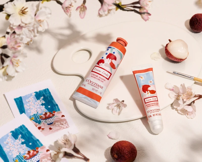 L'OCCITANE歐舒丹荔枝櫻花護手霜與荔枝櫻花香氛凝膠情境照。荔枝櫻花護手霜30ml，NT400、荔枝櫻花香氛凝膠10ml，NT700。