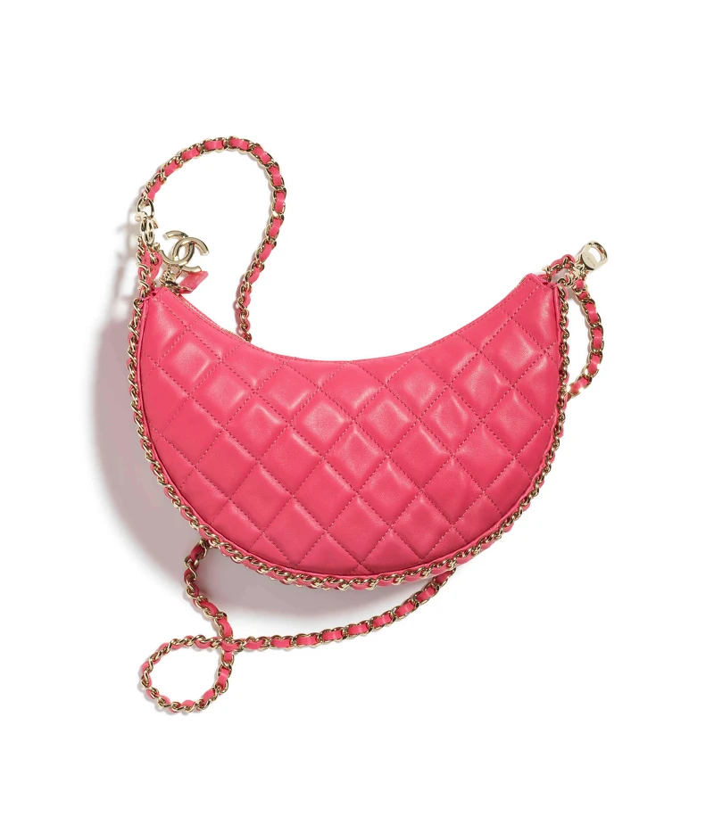 深粉色皮革菱格紋皮穿鍊肩背包,NT 140,300 深粉色皮革菱格紋皮穿鍊肩背包,NT 140,300