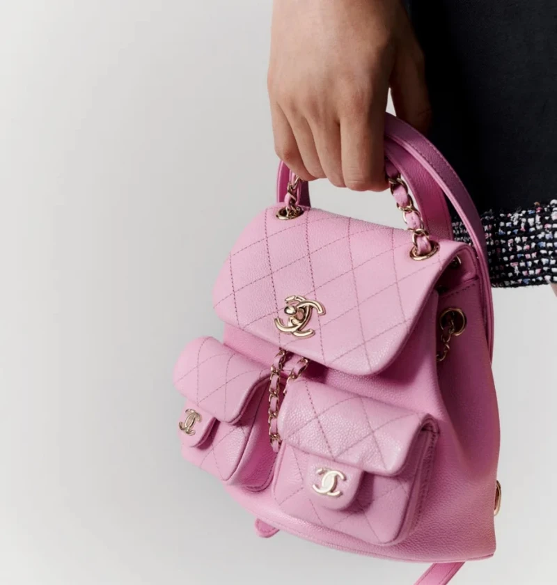 粉色菱格紋雙C小型後背包,NT 167,100 粉色菱格紋雙C小型後背包,NT 167,100