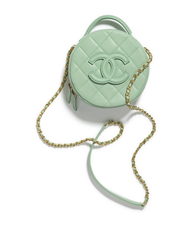 淡綠色皮革菱格紋皮穿鍊圓型小包,NT 133,600 淡綠色皮革菱格紋皮穿鍊圓型小包,NT 133,600